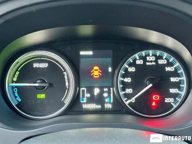 Mitsubishi Outlander 41 interauto-car