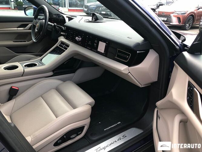 Porsche Taycan 4S 62 interauto-car