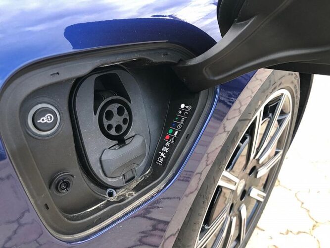 Porsche Taycan 4S 44 interauto-car