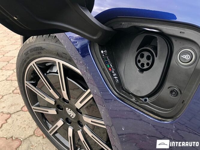 Porsche Taycan 4S 43 interauto-car