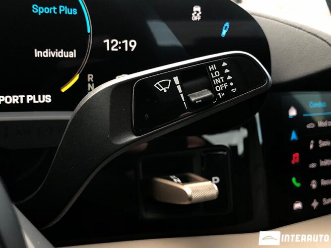 Porsche Taycan 4S 51 interauto-car