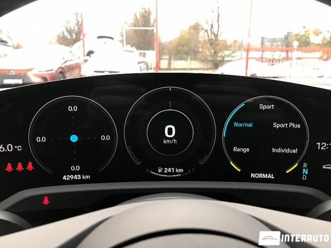 Porsche Taycan 4S 52 interauto-car