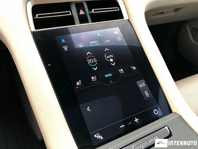 Porsche Taycan 4S 57 interauto-car