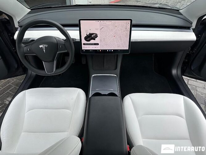 Tesla Model 3 37 interauto-car