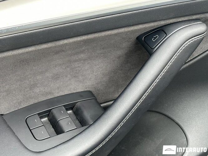 Tesla Model 3 44 interauto-car