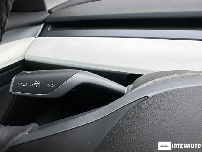 Tesla Model 3 43 interauto-car