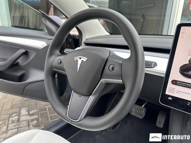 Tesla Model 3 38 interauto-car