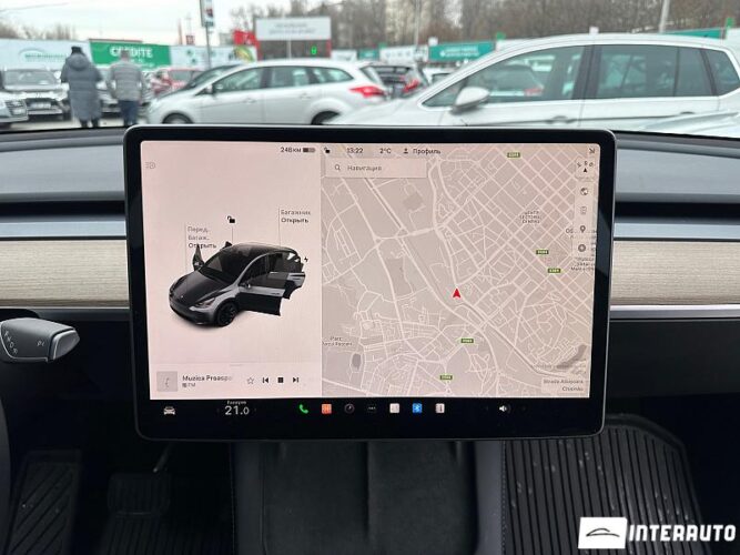 Tesla Model Y 44 interauto-car
