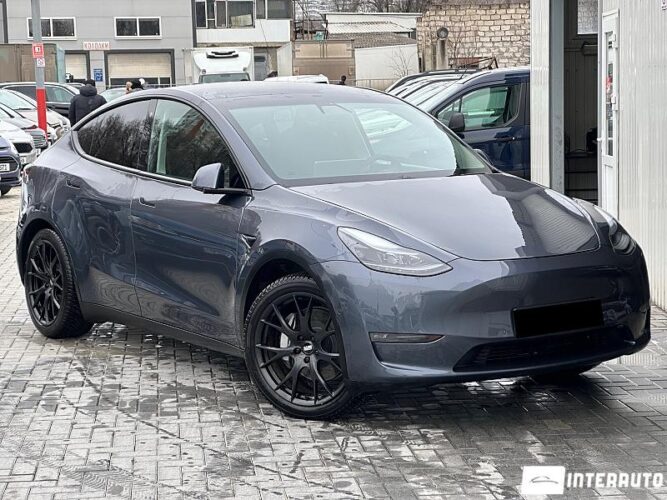 Tesla Model Y 31 interauto-car