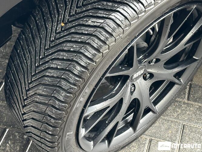 Tesla Model Y 49 interauto-car