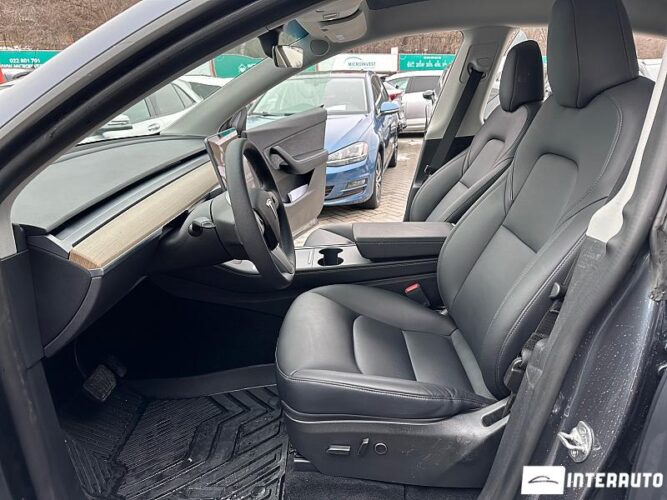 Tesla Model Y 36 interauto-car