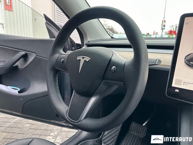 Tesla Model Y 41 interauto-car
