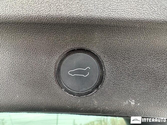 Tesla Model Y 47 interauto-car