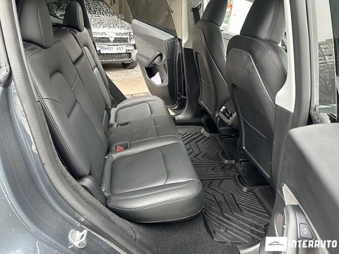 Tesla Model Y 39 interauto-car