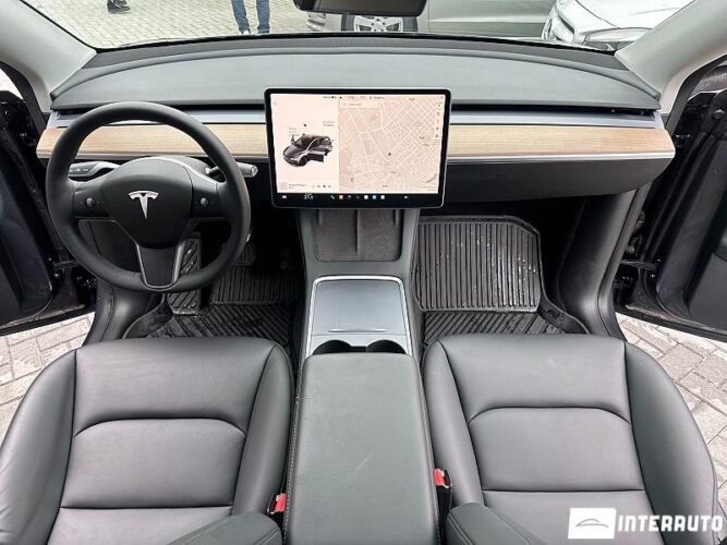Tesla Model Y 35 interauto-car