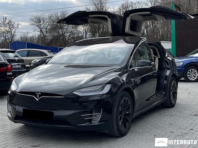 Tesla Model X 47 interauto-car
