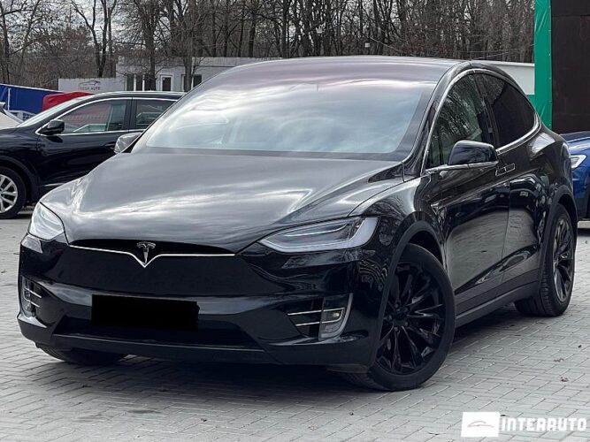 Tesla Model X 42 interauto-car