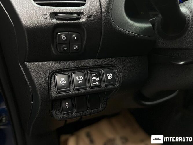 Nissan Leaf 38 interauto-car