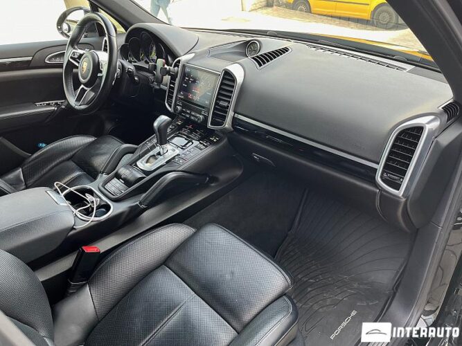Porsche Cayenne S Hybrid 48 interauto-car