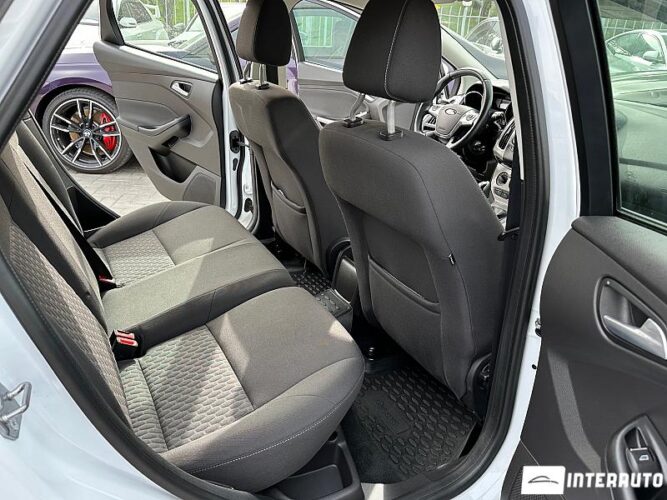 Ford Focus 37 interauto-car