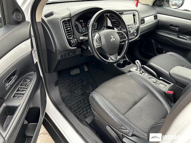 Mitsubishi Outlander 32 interauto-car
