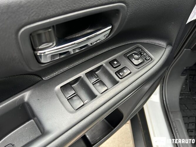 Mitsubishi Outlander 33 interauto-car