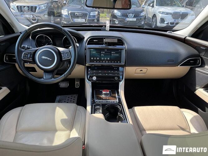 Jaguar XE 48 interauto-car