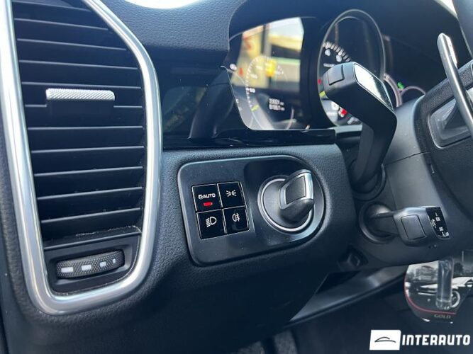 Porsche Cayenne E-Hybrid 53 interauto-car