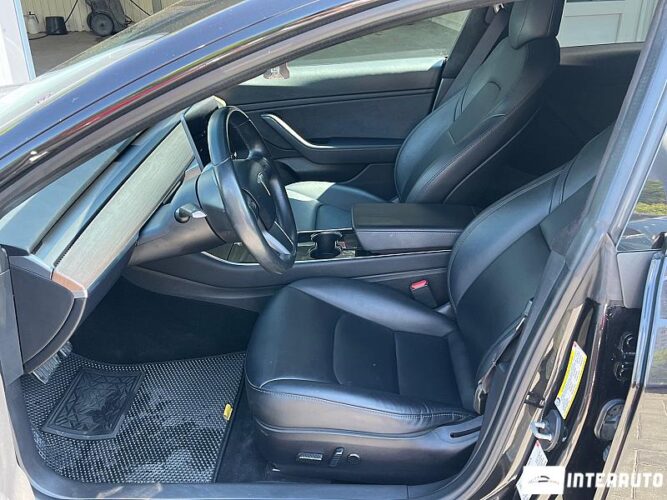 Tesla Model 3 46 interauto-car