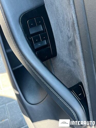 Tesla Model 3 37 interauto-car