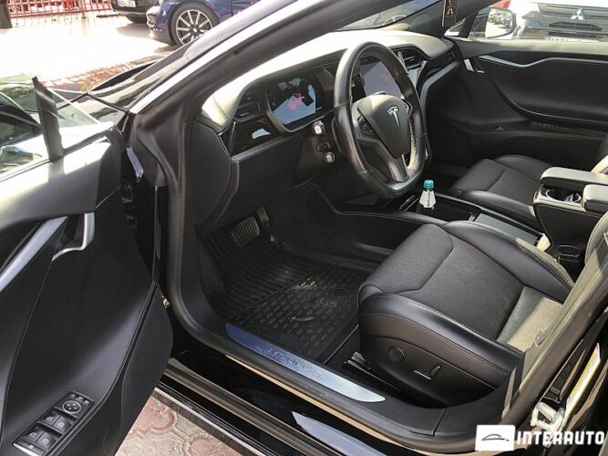 Tesla Model S 32 interauto-car