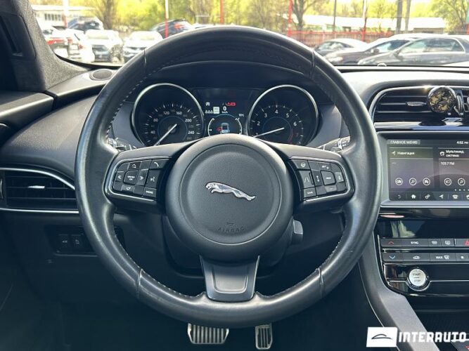 Jaguar F-Pace 43 interauto-car