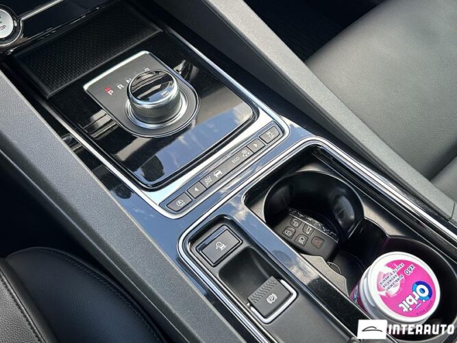Jaguar F-Pace 46 interauto-car