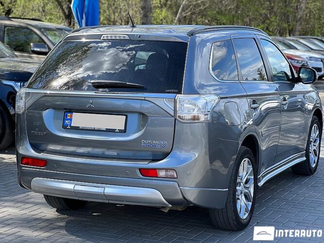 Mitsubishi Outlander 32 interauto-car