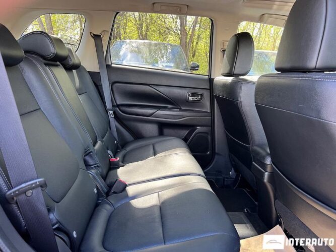 Mitsubishi Outlander 44 interauto-car