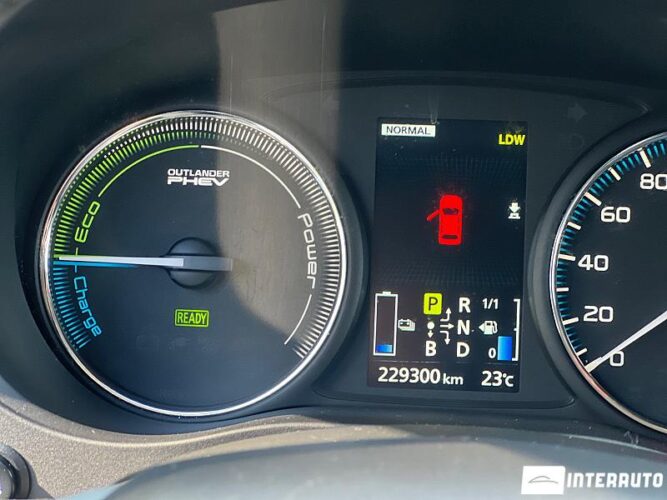 Mitsubishi Outlander 38 interauto-car