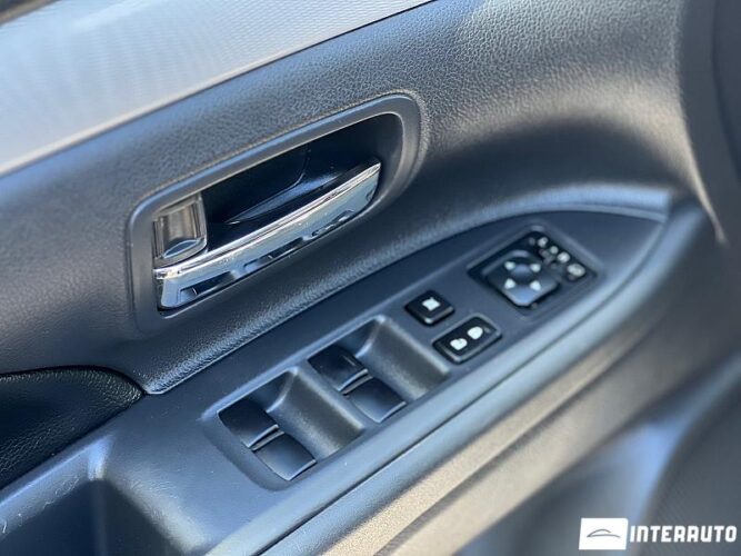 Mitsubishi Outlander 34 interauto-car