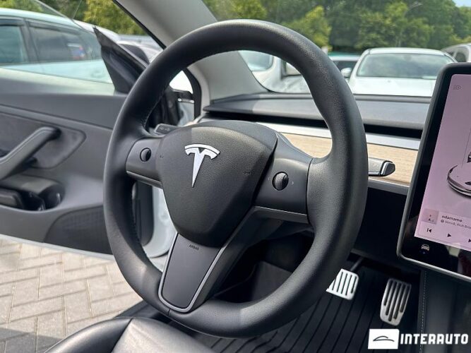 Tesla Model 3 40 interauto-car