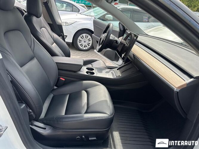 Tesla Model 3 37 interauto-car