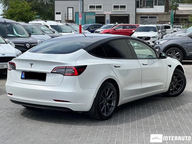 Tesla Model 3 36 interauto-car