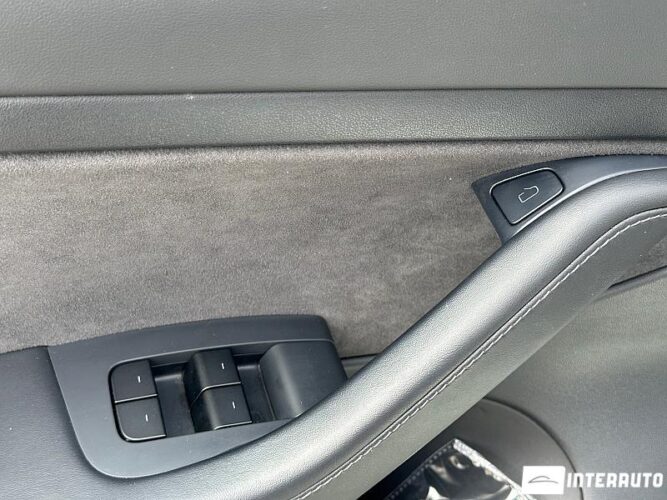 Tesla Model 3 49 interauto-car