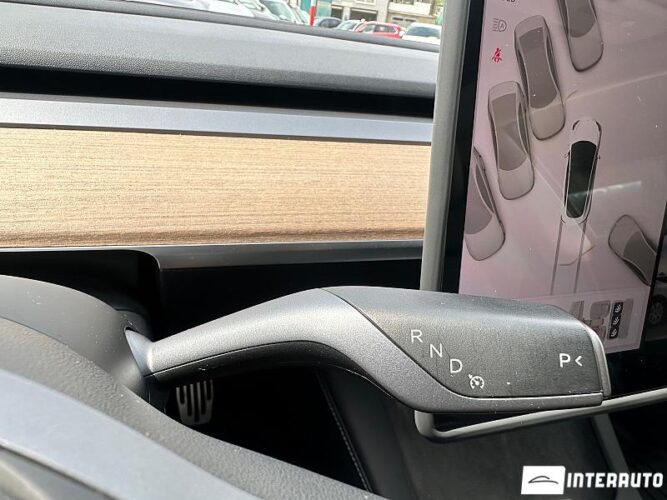Tesla Model 3 47 interauto-car