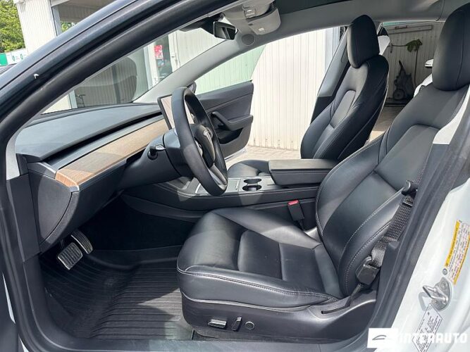 Tesla Model 3 38 interauto-car