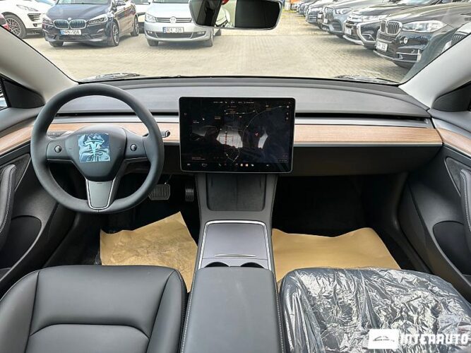 Tesla Model 3 38 interauto-car