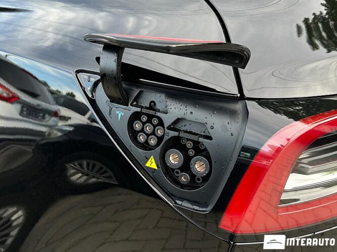 Tesla Model 3 47 interauto-car