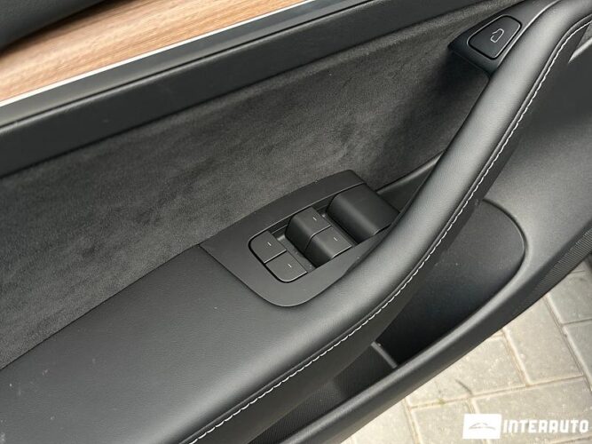 Tesla Model 3 36 interauto-car