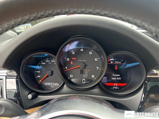 Porsche Macan 42 interauto-car