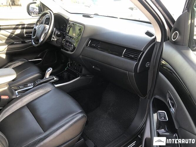Mitsubishi Outlander 43 interauto-car