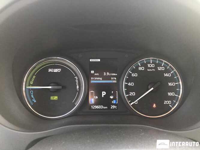 Mitsubishi Outlander 38 interauto-car