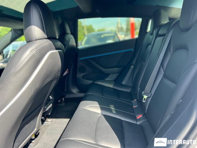 Tesla Model 3 37 interauto-car